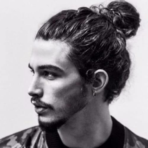 tunsori barbati 2024-tunsoare man bun01