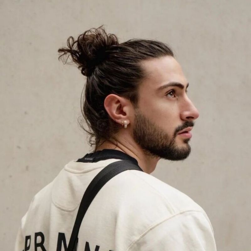 tunsoare băieți păr lung-man bun